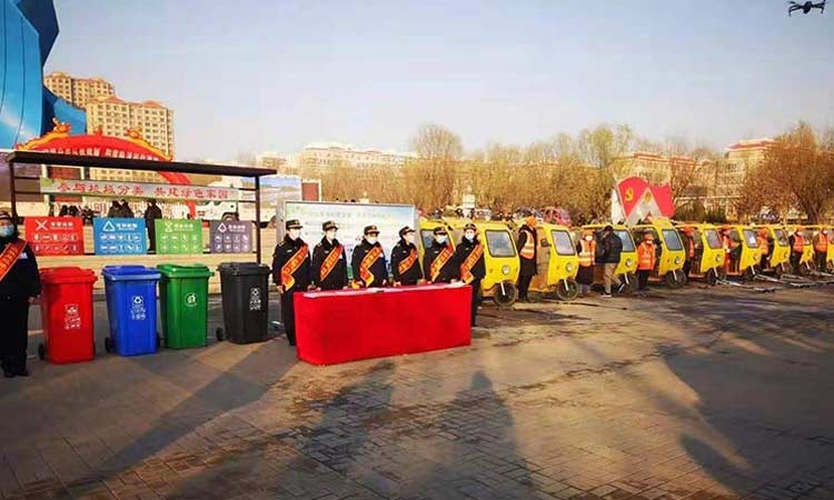 臨清環衛公司推行垃圾分類，百易分類垃圾清運車也參與其中