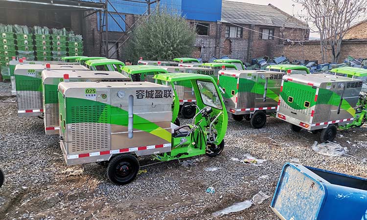 容城環衛公司引進多功能高壓沖洗車到貨現場
