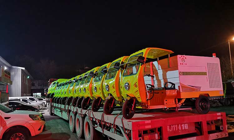 北京環衛公司引進純電動高壓沖洗車到貨現場