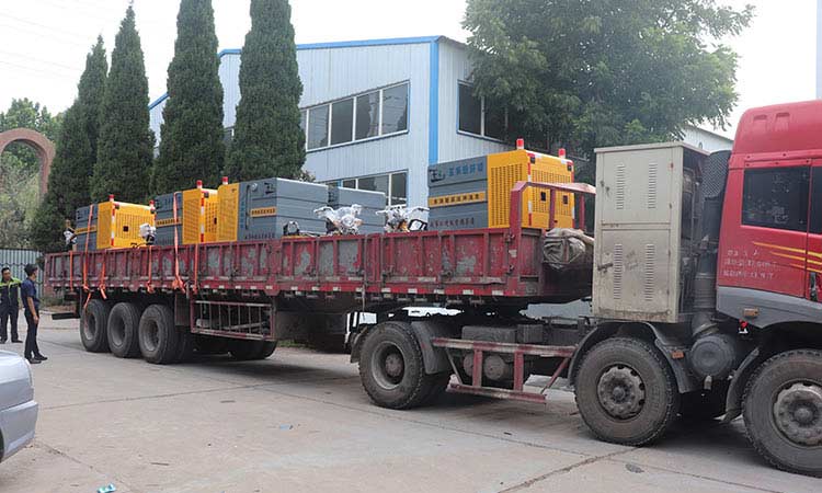 最近，深圳環(huán)衛(wèi)公司引進(jìn)多功能高壓沖洗車，用于環(huán)衛(wèi)人行道快速?zèng)_洗和保潔