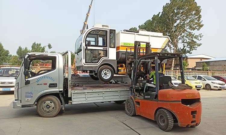 四輪環衛垃圾清運車裝車現場 小型四輪電動垃圾車