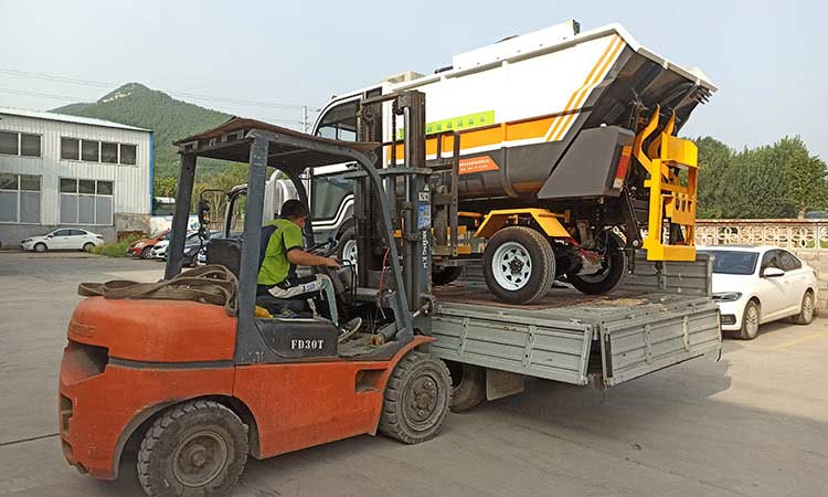 電動垃圾車裝車現場 后掛式垃圾清運車