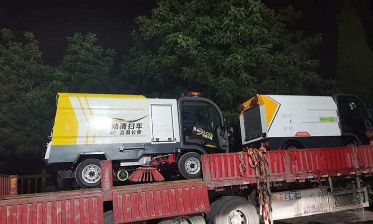 環衛公司訂購純電動四輪洗掃車訂單發貨