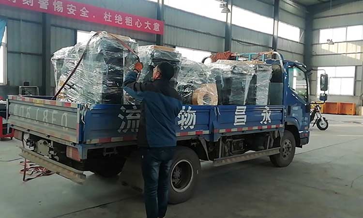 樹葉收集器裝車完畢準(zhǔn)備發(fā)貨 小型樹葉收集器