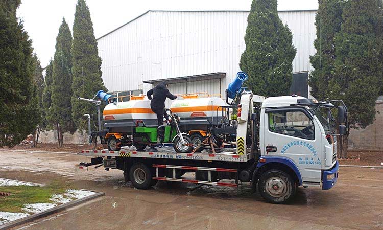 環衛公司定制三輪霧炮灑水車發貨現場