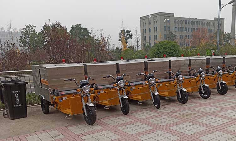 環(huán)衛(wèi)公司定制電動(dòng)三輪高壓清洗車(chē)交接現(xiàn)場(chǎng)