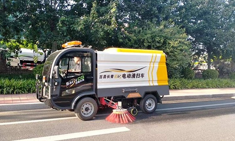 百易長青環衛電動清掃車具體有哪些優勢