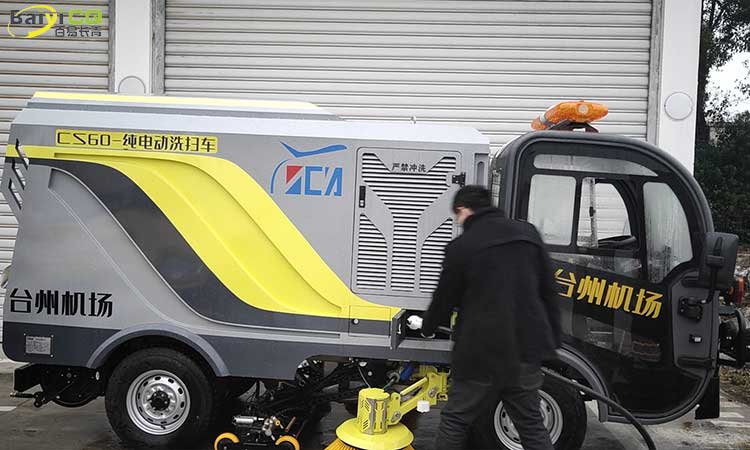 四輪純電動洗掃車倒帶臺州某機場 電動洗掃車
