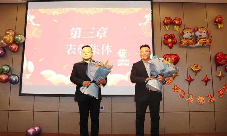 為兩位老總獻花 百易長青董事長