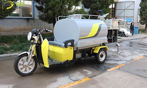 小型電動三輪灑水車解決社區揚塵問題