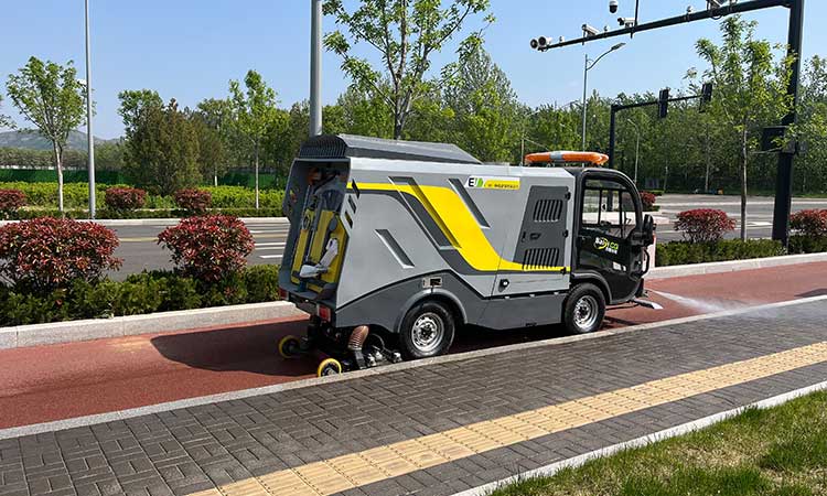 小型電動深度清潔車—還原路面地磚本色,席地而坐