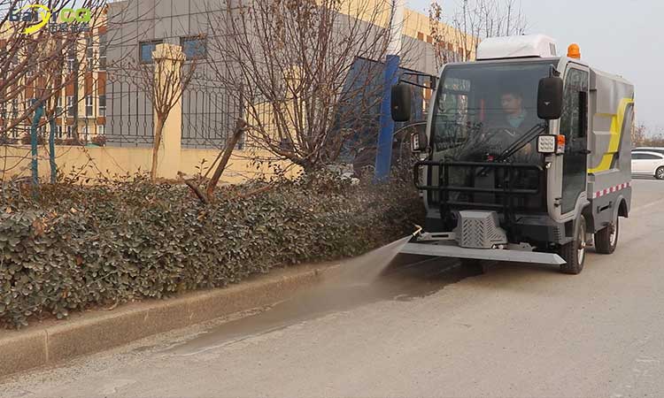 四輪小型電動高壓清洗車主要用于道路沖洗環衛作業