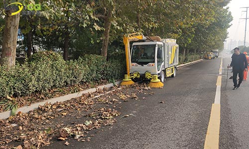 純電動樹葉收集車，秋季落葉收集，其他季節可作為洗掃車高壓清洗車使用