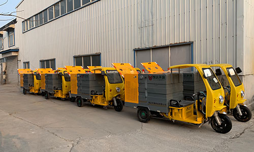 凱達環境定制三輪高壓清洗車發貨交接現場