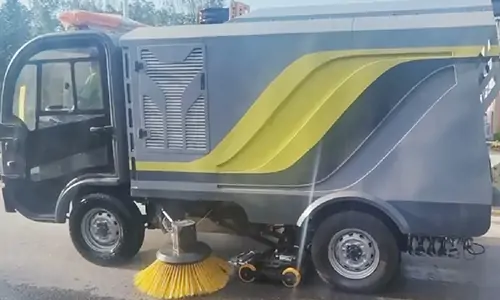 某環衛公司引進的電動洗掃車道路洗掃作業