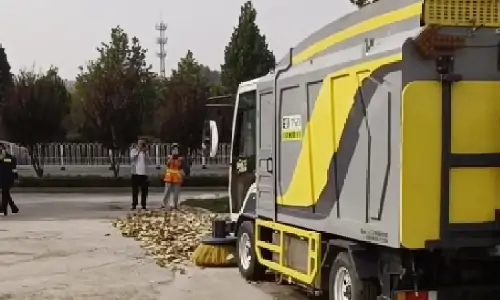 大型樹(shù)葉收集車讓秋季樹(shù)葉收集不在成為環(huán)衛(wèi)部門難題