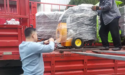 某環(huán)衛(wèi)定制的高壓清洗車，吸葉機(jī)正在裝車準(zhǔn)備發(fā)貨