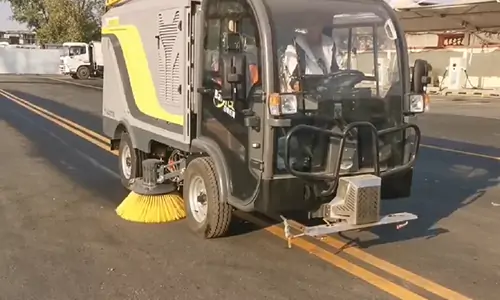 近日小型電動洗掃車在某園區進行清潔養護工作