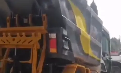 發往某環衛公司的電動垃圾清運車裝車完畢準備出發