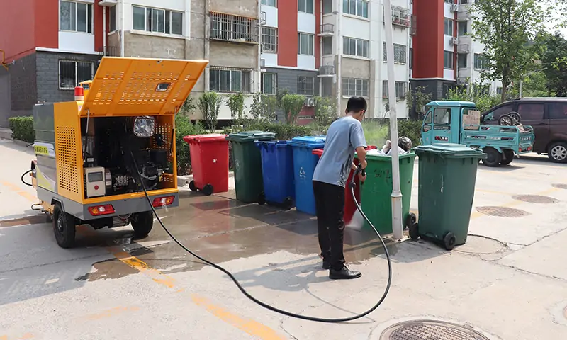 冬季來臨,物業小區在選擇高溫高壓清洗車的時候要注意哪些問題呢?