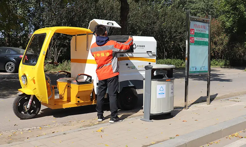 兩分類垃圾清運車，小巧身姿，操作靈活，應用廣泛！現場試車備受關注！