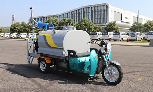 春季揚塵大，影響居住環境怎么辦？這款三輪霧炮灑水車幫您解決！