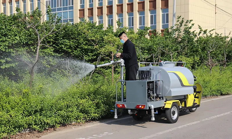 三輪純電動灑水車小區道路養護，治理春季揚塵衛生治理，純電動更環保！