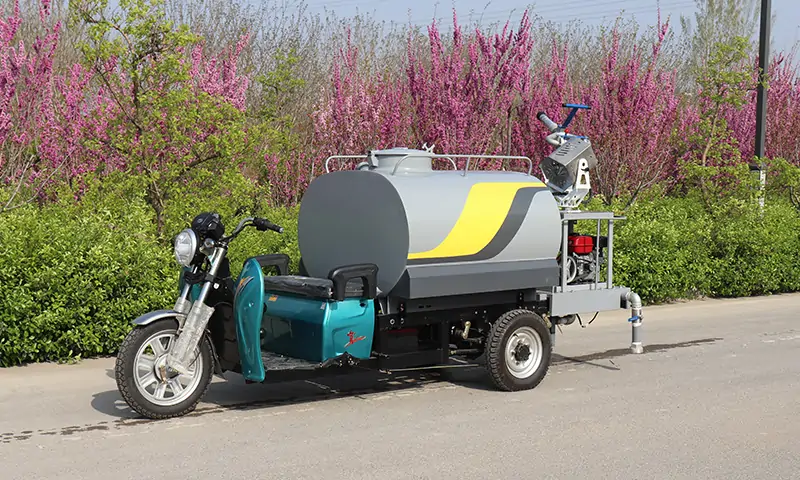 三輪灑水車，別看它小，用處可不少：霧炮、灑水、高炮樣樣齊全，景區物業工地都能使用！