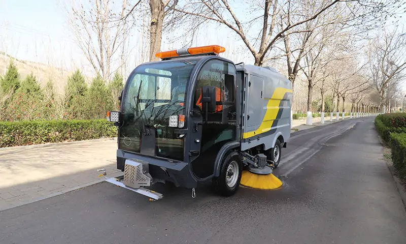 純電動洗掃車背街小巷顯神通,洗掃全面,操作簡單獲得認可