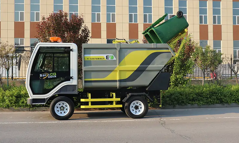 高效環保的四輪電動后裝式垃圾清運車，搖桿控制，雙人駕駛室，液壓動力十足！