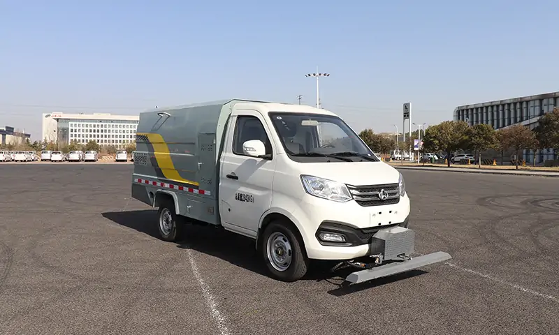 新能源道路養(yǎng)護(hù)車：綠色清潔，高效環(huán)保的城市美容師