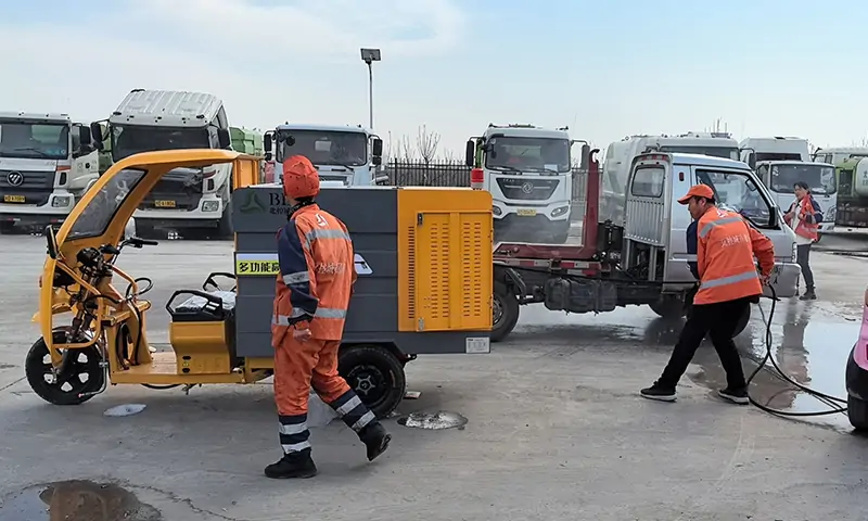 三輪多功能高壓清洗車發貨!助力城市美好環境建設!