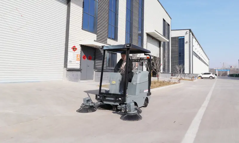 便捷高效的環保衛士——純電動三輪駕駛式清掃車助力城市潔凈升級