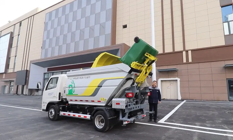 純電動(dòng)后裝垃圾車交付使用，高效賦能城市垃圾清運(yùn)工作
