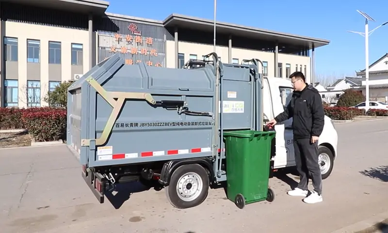 綠色高效新裝備——側裝式純電動垃圾清運車助力城市環衛提質升級